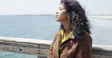 Güneşi kucaklayan ve meditasyon güzel zenci kadın