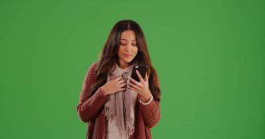 Yeşil ekranda Smartphone kullanarak güzel kadın Latina
