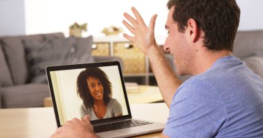 Çok etnik gruptan oluşan arkadaş webcam üstünde laptop