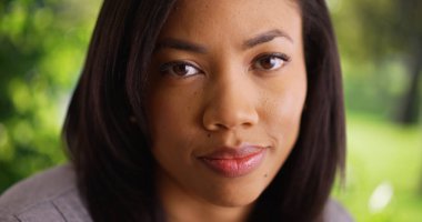 Genç siyah kadın kamera açık ortamda bakarak görünümü Kapat