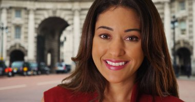 Neşeli gülümseyen Latina Londra'da kadın portresi kapatın