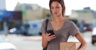 Bin yıllık erkek paket dışında şehir ortamında izlemek için smartphone app kullanarak