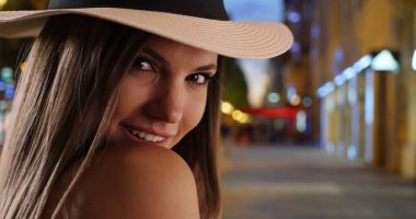 Kameraya bakarak ve Champs-Elysees Paris üzerinde gülümseyen 20'li güzel Bayan