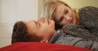 Tatlı genç çift yatakta sarılma