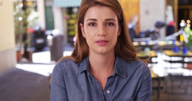 Güzel esmer restoranda dışında kamera için konuşma Pov 