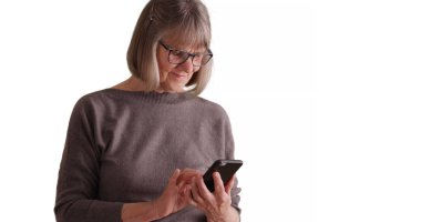 Güzel olgun kadın metinler üzerinde beyaz kopyalama alanı göndermek için akıllı telefon aygıt kullanma