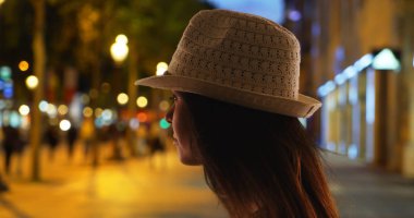Champs-Elysees üzerinde fedora duran gece genç kadın silüeti