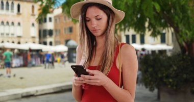 20'li beyaz hippi kız İtalyan şehri ayarı cep telefonu üzerinde manifatura