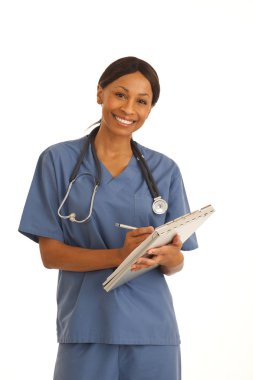 Notlar yazmak için gülümseyen ve Pano tutan genç profesyonel doktor