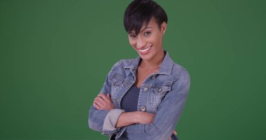 Yeşil ekran kamerada gülümsüyor denim genç bir siyah kadın