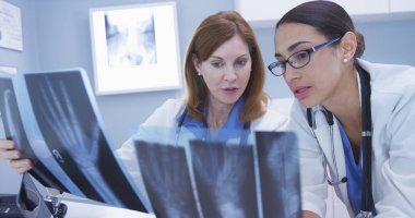 X ışınları kapalı tıbbi ofis arayan iki tıbbi arkadaşları