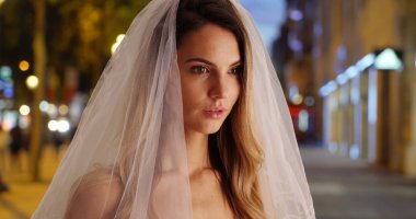 Güzel gelin yan görünüm Champs-Elysees üzerinde kapatın