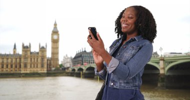 Sevimli siyah kadın erkek arkadaşından komik metin gülüyor Londra seyahat