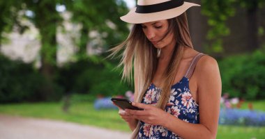 Çekici kız Smartphone-e doğru mesaj Parkı ayarıyla kullanmak 20'li