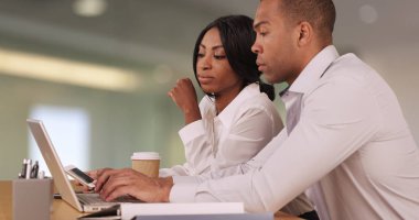 Birlikte laptop bilgisayarda Office çalışan iki iş adamları