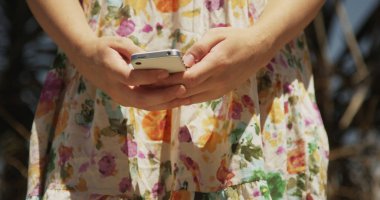 Genç hip kız manifatura cep telefonuyla closeup