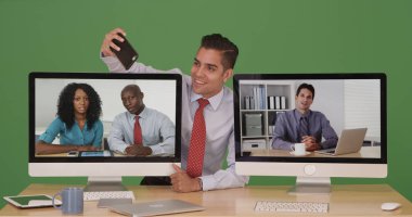 İşadamı selfie telefon ile yeşil ekranda alarak video konferans sırasında