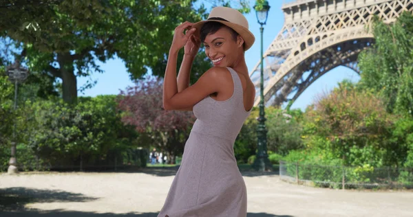 Mulher Negra Confiante Expressando Felicidade Frente Torre Eiffel Paris — Fotografia de Stock