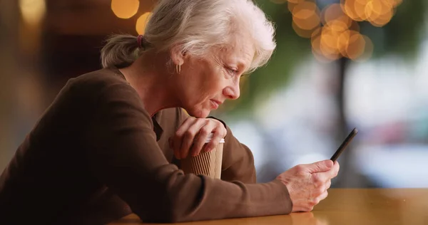 Retrato Lateral Una Anciana Leyendo Sobre Texto Smartphone Cafetería — Foto de Stock