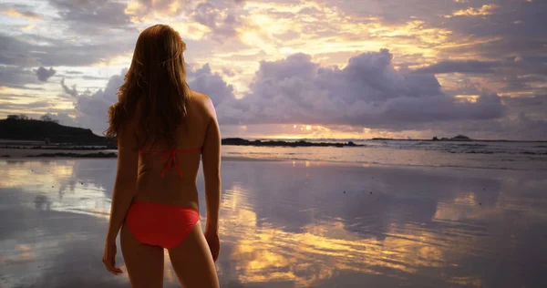 Sexy Mujer Pie Playa Admirando Puesta Sol —  Fotos de Stock