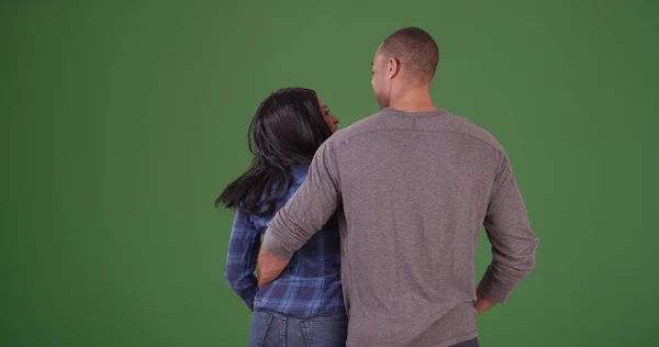 Abraçando Casal Afro Americano Olhando Para Distância Tela Verde — Fotografia de Stock