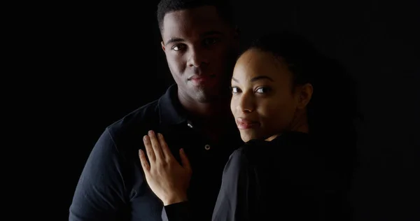 年轻的黑人妇女抱着男朋友的戏剧性的肖像 — 图库照片