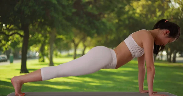 Nahaufnahme Einer Hübschen Asiatischen Frau Die Park Yoga Praktiziert — Stockfoto