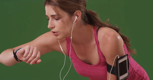 Junge Millennial Frau Überprüft Fitness Tracker Handgelenk Auf Grünem Bildschirm — Stockfoto