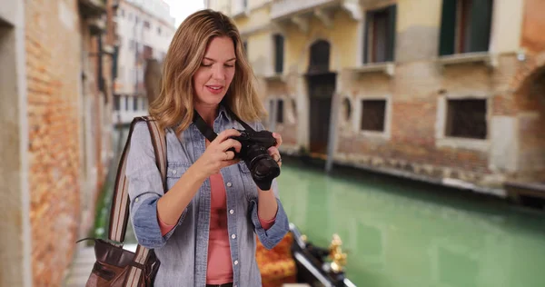 Fotógrafo Viajes Venecia Tomando Fotos Afuera Sonriendo — Foto de Stock