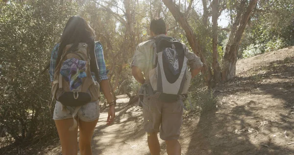 Genç Backpacker Çift Ile Ağaçların Arasından Parlayan Altın Işık Ile — Stok fotoğraf