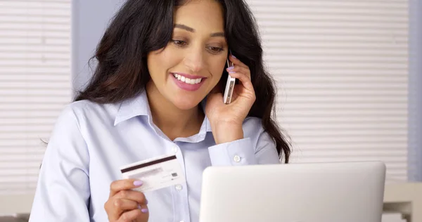 Mujer Mexicana Feliz Haciendo Compra Por Teléfono —  Fotos de Stock