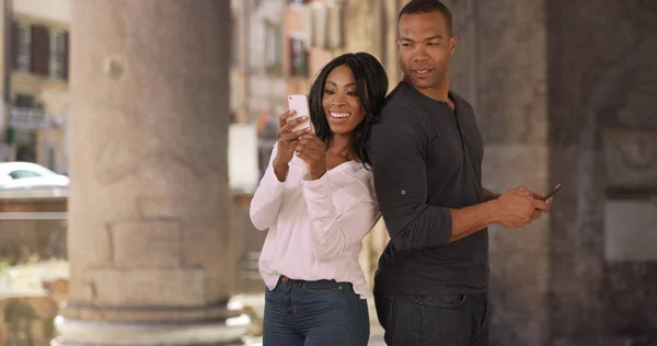 Casual Pareja Negra Navega Por Web Teléfonos Inteligentes Pantheon Roma —  Fotos de Stock