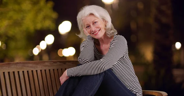 Charmante Bejaarde Vrouw Poseren Met Vreugde Bankje Buiten Alleen Nachts — Stockfoto