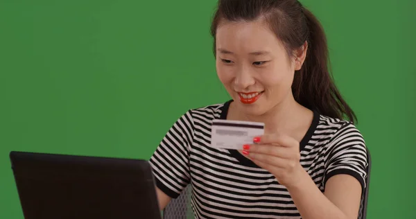 Retrato Mujer Asiática Compras Línea Con Ordenador Portátil Pantalla Verde —  Fotos de Stock