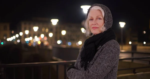 Mulher Caucasiana Sênior Por Ponte Noite Fria Inverno Cidade — Fotografia de Stock