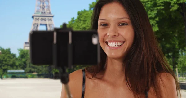 Turismo Mujer París Francia Usando Selfie Stick Cerca Torre Eiffel — Foto de Stock