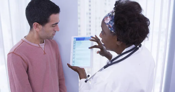 Senior Afrikaanse Tonen Mannelijke Latino Gezondheid Van Patiënt Verschillende Plannen — Stockfoto