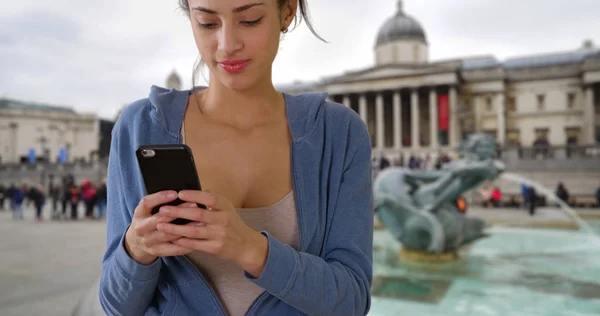 Bonito Sorrir Textos Femininos Latinos Dispositivo Móvel Trafalgar Square Londres — Fotografia de Stock
