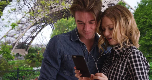 Pareja París Usan Auriculares Escuchando Viendo Videos Divertidos Teléfonos Inteligentes —  Fotos de Stock