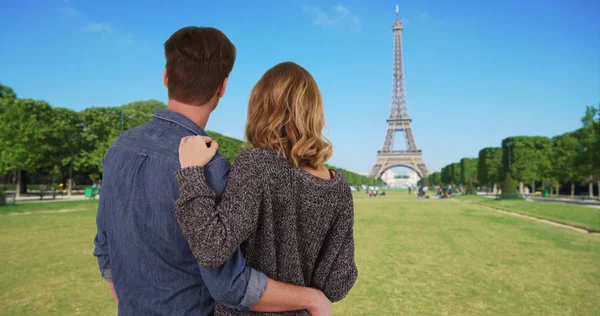 年轻夫妇凝望巴黎埃菲尔铁塔的后视 — 图库照片