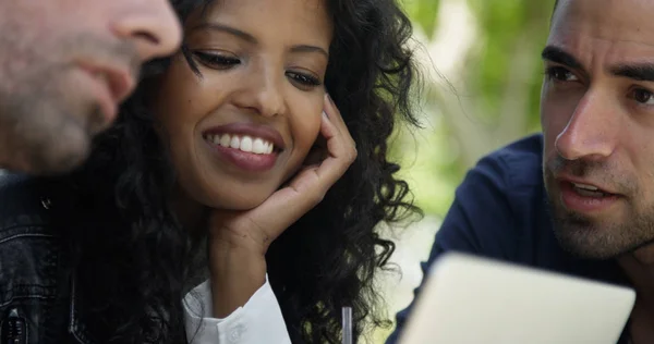 Aantrekkelijke Jonge Zwarte Vrouw Zoek Naar Een Laptop Met Vrienden — Stockfoto