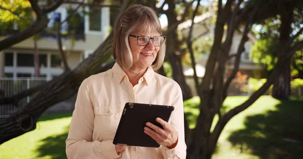 Glückliche Ältere Frau Spielt Mit Tragbarem Tablet Computer Freien Öffentlichen — Stockfoto