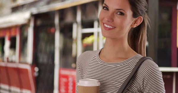 Jovem Caucasiana Senhora Vestindo Camisa Listrada Sorrindo Para Câmera Lado — Fotografia de Stock