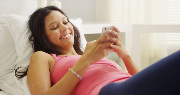 Hispanic Meisje Lachen Glimlachen Terwijl Het Texting — Stockfoto