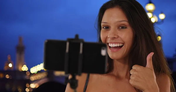 Ganska Turist Kvinna Använder Selfie Stick Nära Pont Alexandre Iii — Stockfoto
