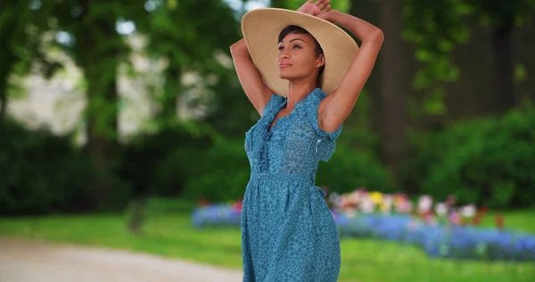 Elegante Donna Africana Gode Atmosfera Rilassante Lussureggiante Parco Pubblico — Foto Stock