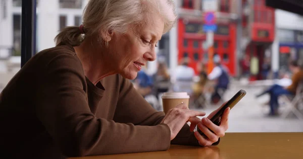 Счастливая Пожилая Женщина Делает Покупки Онлайн Кредитной Картой Телефоном Кафе — стоковое фото