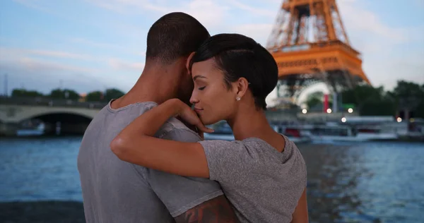 Viajar Pareja Afroamericana Disfrutando Vista Torre Eiffel Juntos —  Fotos de Stock