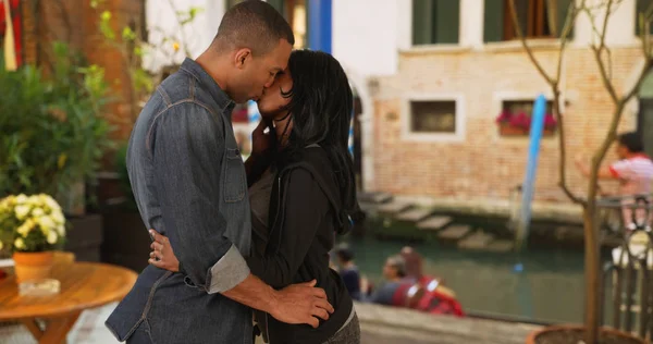 Afrikai Barátja Barátnője Megcsókolják Egymást Velence — Stock Fotó