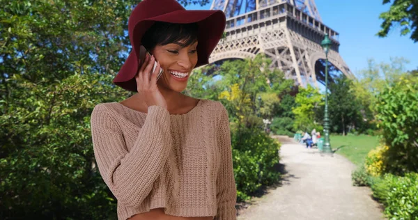 Une Jeune Femme Afro Américaine Près Tour Eiffel Appelle Chez — Photo